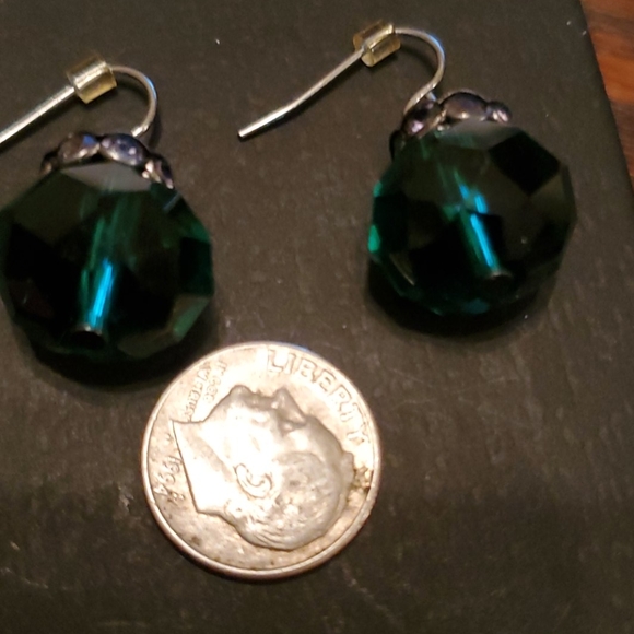 GREEN GLASS FASHION  EARRINGS - Picture 4 of 4